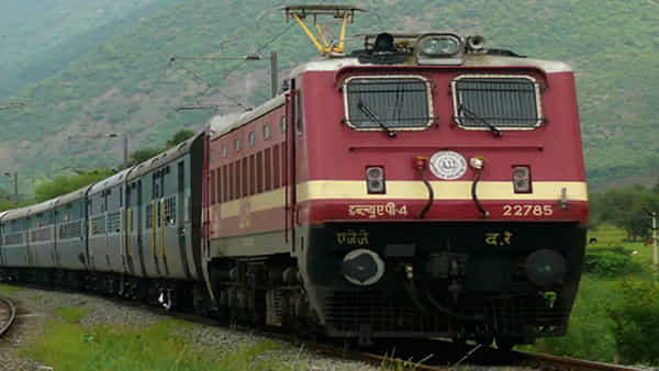 IRCTC Updates: ఐఆర్సీటీసీ సరికొత్త సదుపాయం.. ఇక నుంచి రైళ్లలోనూ ఆన్లైన్ ఫుడ్ ఆర్డర్..