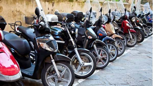 Two Wheeler Loan: టూవీలర్ లోన్ తీసుకుంటున్నారా? ఈ విషయాలు తప్పక తెలుసుకోండి.. లేదంటే ఇబ్బందులే..