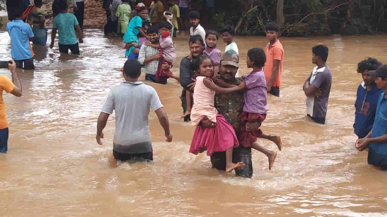Telangana Rains: పొంగుతున్న వాగు.. ఆశ్రమ పాఠశాలకు ముప్పు.. పోలీసుల సాహసంతో విద్యార్థులకు తప్పిన ముప్పు