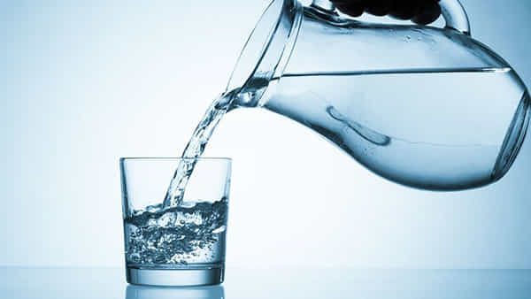 Water: నీరు తక్కువగా తాగే అలవాటు ఉందా..? అయితే మీరు ప్రమాదంలో పడినట్లే.. ఎందుకో తెలుసుకోండి..