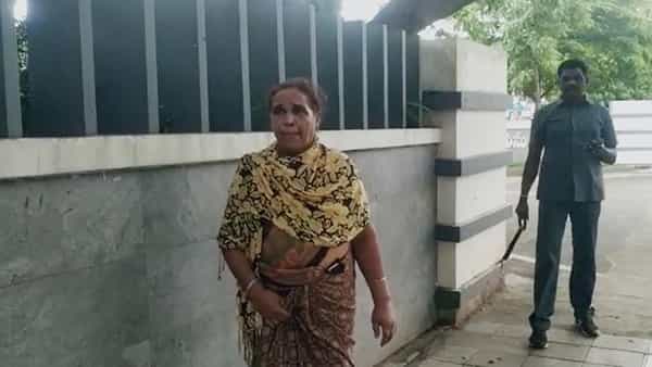 Kakinada: కొడుకు కోడల్ని భరించలేను.. సారూ.. కారుణ్య మరణం ప్రసాదించండి.. జిల్లా కలెక్టర్ను ఆశ్రయించిన ఓ తల్లి