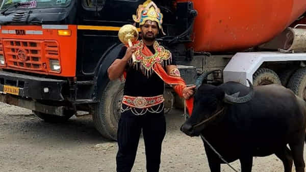 Viral Video: దున్నపోతుతో దిగివచ్చిన యమధర్మరాజు.. నడిరోడ్డుపై నిలబడి నిరసన.. ఎందుకో తెలిస్తే అవాక్కే!