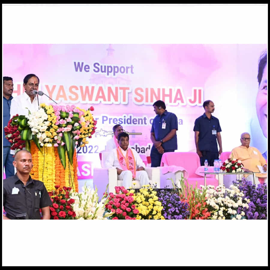 Yashwant Sinha Hyderabad Tour: హైదరాబాద్ లో యశ్వంత్ సిన్హాకు ఘనస్వాగతం పలికిన సీఎం కేసీఆర్.. భారీ ర్యాలీ ఫొటోస్..