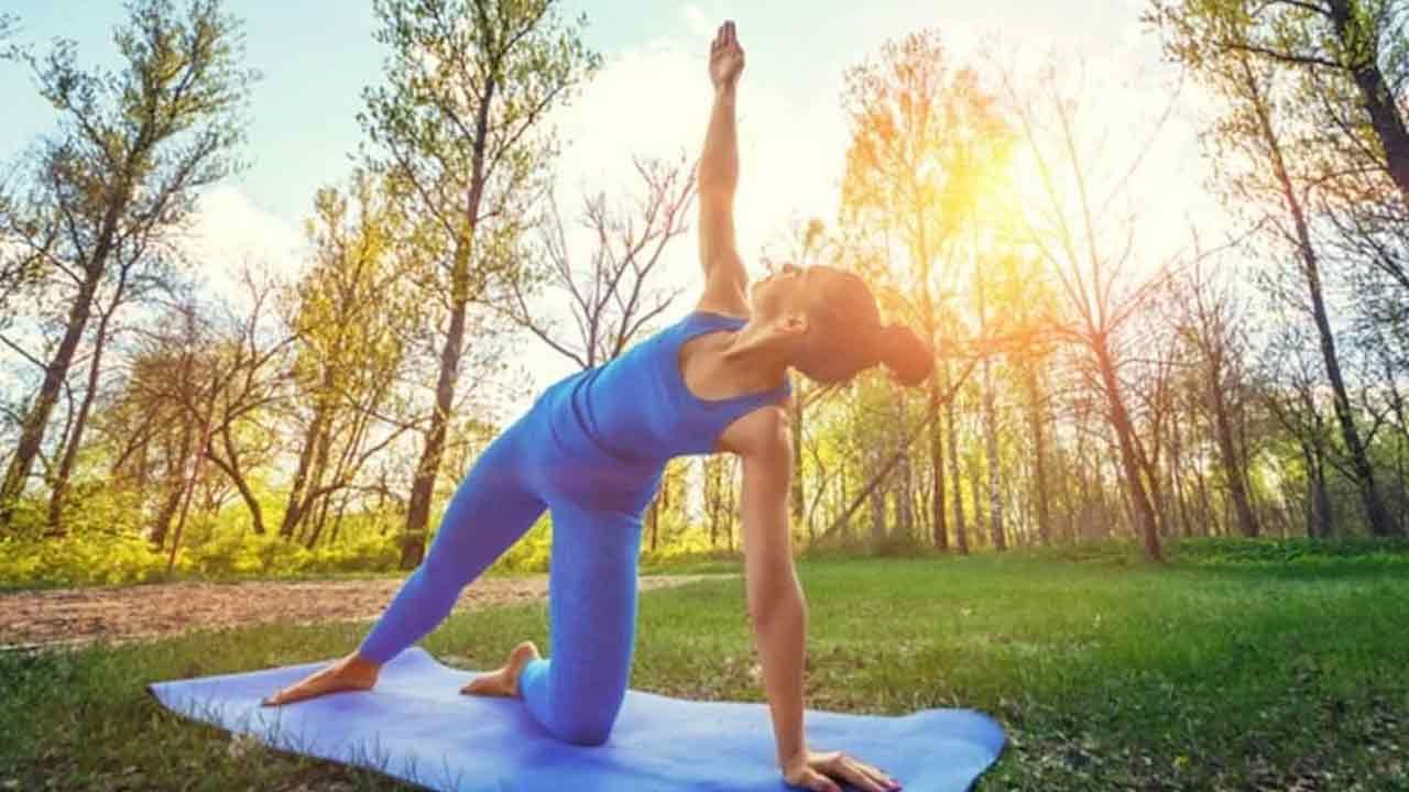 Yoga Asanas: వర్షాకాల వ్యాధులకు ఈ 5 యోగాసనాలతో చెక్ పెట్టండి..