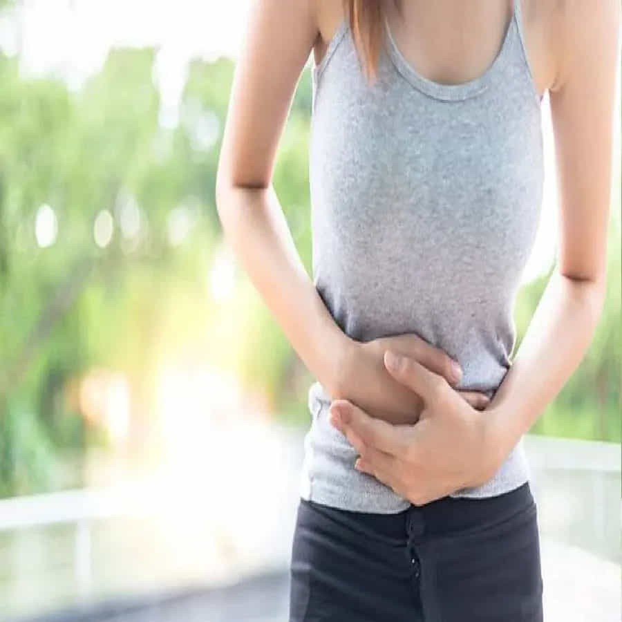 Period Bloating: చాలా మంది మహిళలు పీరియడ్స్ సమయంలో కడుపు ఉబ్బరం సమస్యను ఎదుర్కొంటారు. ఈ కారణంగా కడుపులో నొప్పి, తిమ్మిరి ప్రారంభమవుతుంది. అటువంటి పరిస్థితిలో పీరియడ్స్ సమయంలో ఉబ్బరం సమస్యతో ఇబ్బంది పడే మహిళలు తమ ఆహారంలో అనేక రకాల ఆరోగ్యకరమైన ఆహారాలను చేర్చుకోవడం వల్ల ఎంతో మేలంటున్నారు వైద్య నిపుణులు. మహిళలు ఏయే ఆహారాన్ని డైట్లో చేర్చుకోవాలో తెలుసుకుందాం.