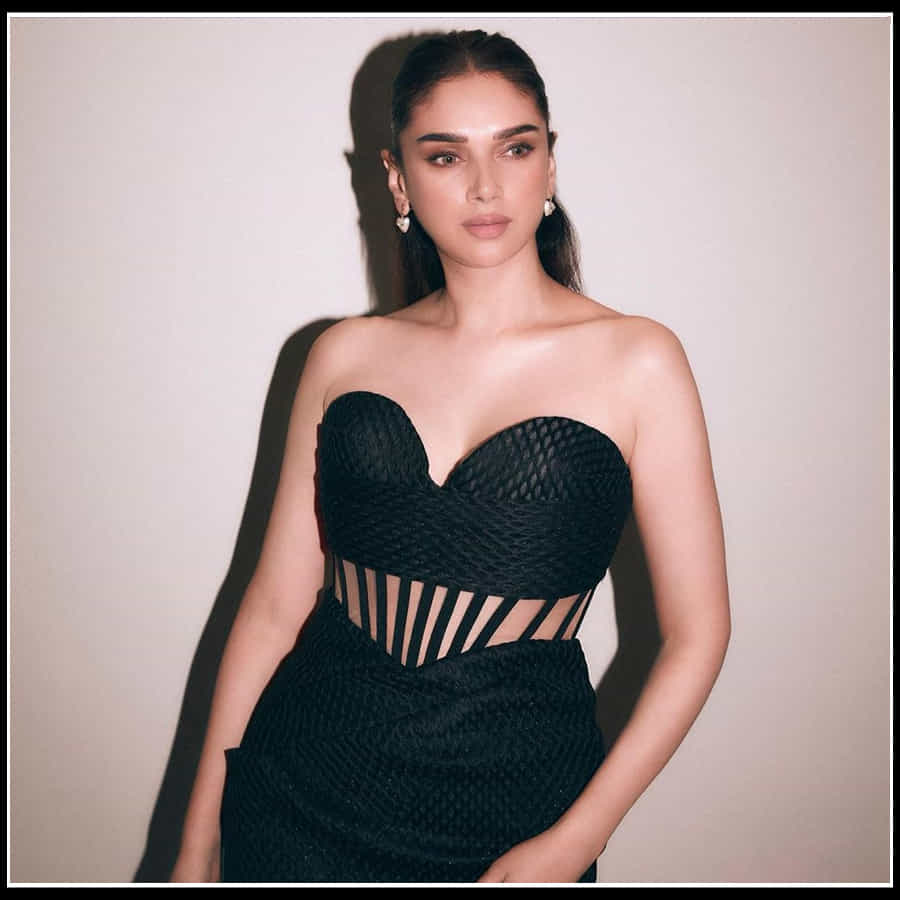 Aditi Rao Hydari: నేలపై నడిచే నెలవంకలా అందాల 'అదితిరావ్'..