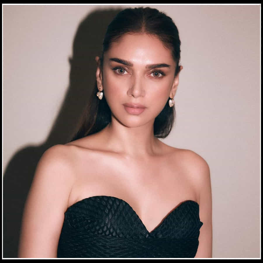 Aditi Rao Hydari: నేలపై నడిచే నెలవంకలా అందాల 'అదితిరావ్'..