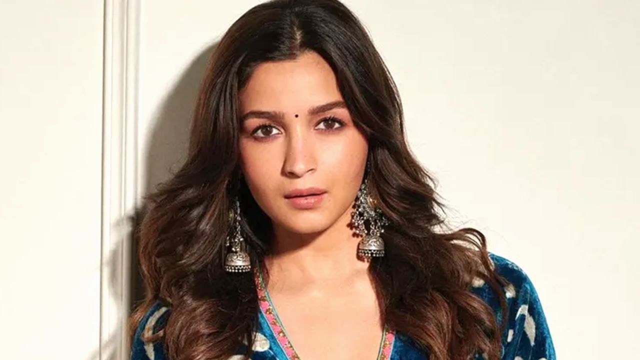 Alia Bhatt: అలియా భట్ మొదటి సినిమాకు తీసుకున్న రెమ్యునరేషన్ తెలిస్తే షాకవ్వాల్సిందే.. ఆసక్తికర విషయాలు చెప్పిన హీరోయిన్..