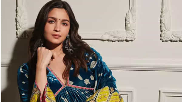 Alia Bhatt: సౌత్ సినిమాల ముందు బాలీవుడ్ ఎందుకు మసకబారింది ?.. షాకింగ్ కామెంట్స్ చేసిన అలియా భట్..