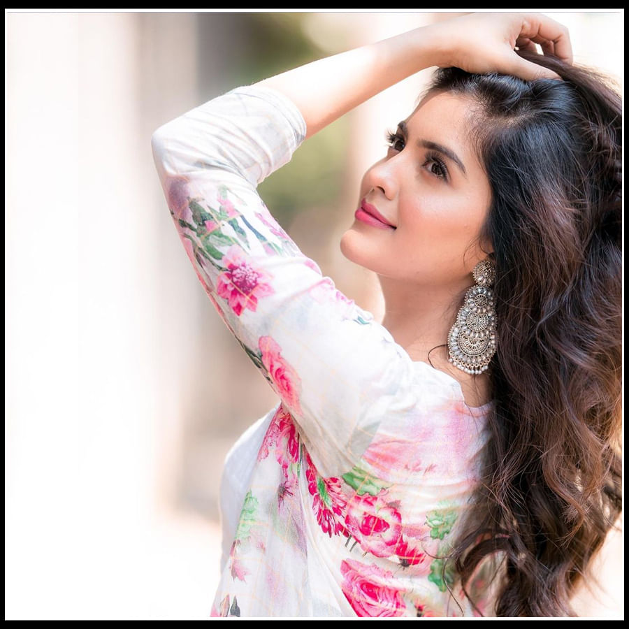 Amritha Aiyer: అమృతం చిందే అధరాలు.. పాలమీగడలాంటి బుగ్గలతో అమృత..