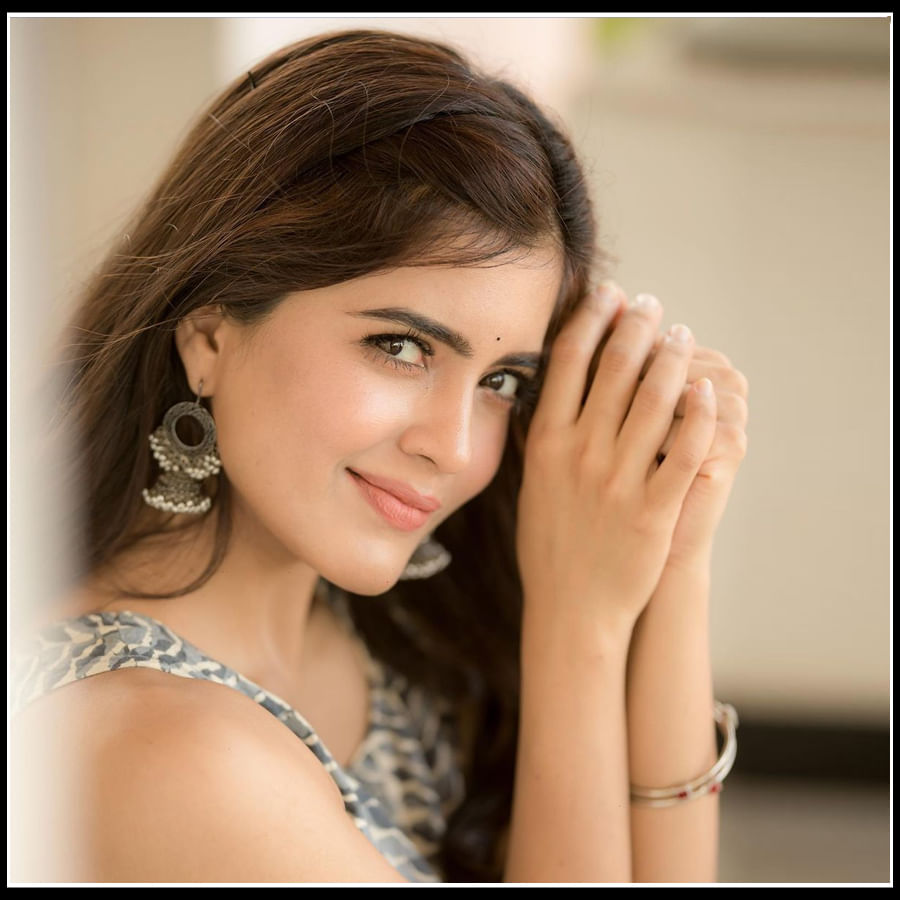 Amritha Aiyer: అమృతం చిందే అధరాలు.. పాలమీగడలాంటి బుగ్గలతో అమృత..