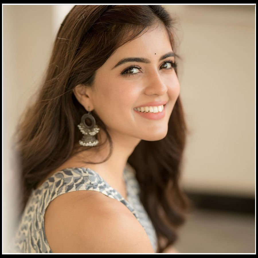 Amritha Aiyer: అమృతం చిందే అధరాలు.. పాలమీగడలాంటి బుగ్గలతో అమృత..