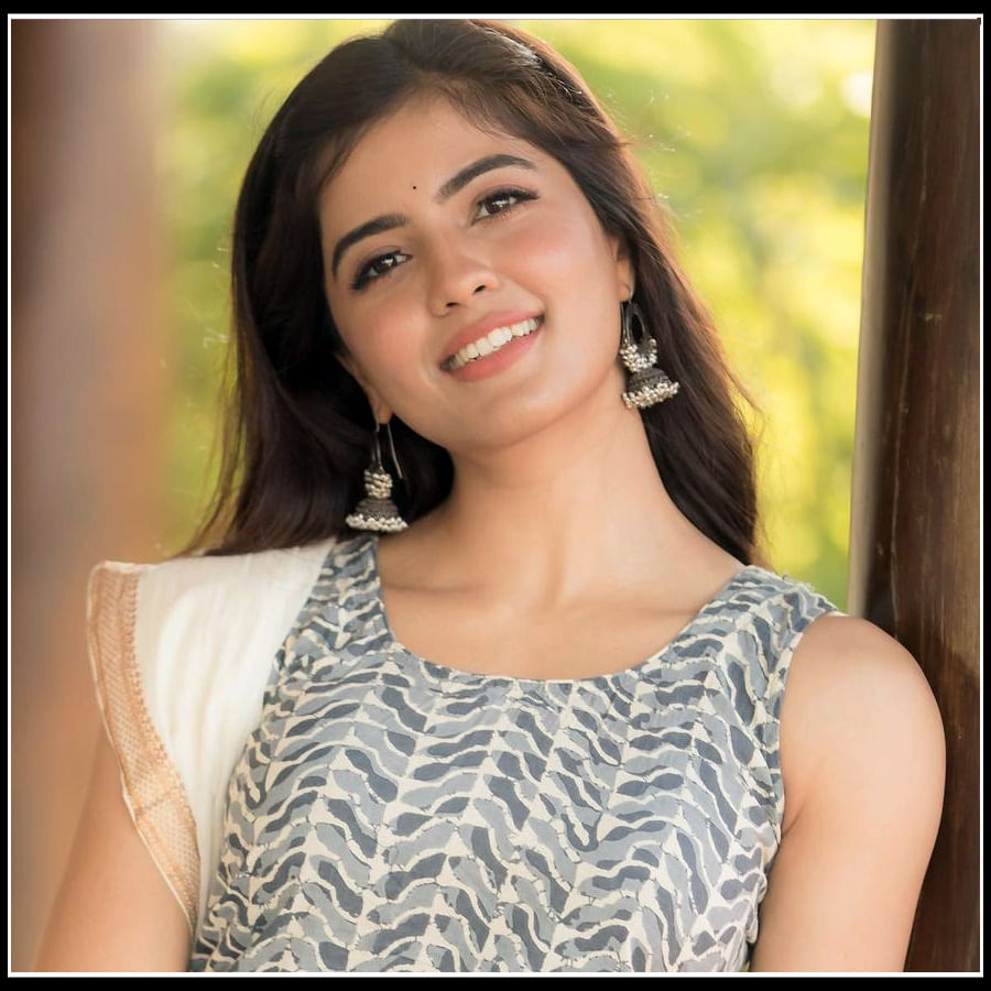 Amritha Aiyer: అమృతం చిందే అధరాలు.. పాలమీగడలాంటి బుగ్గలతో అమృత..