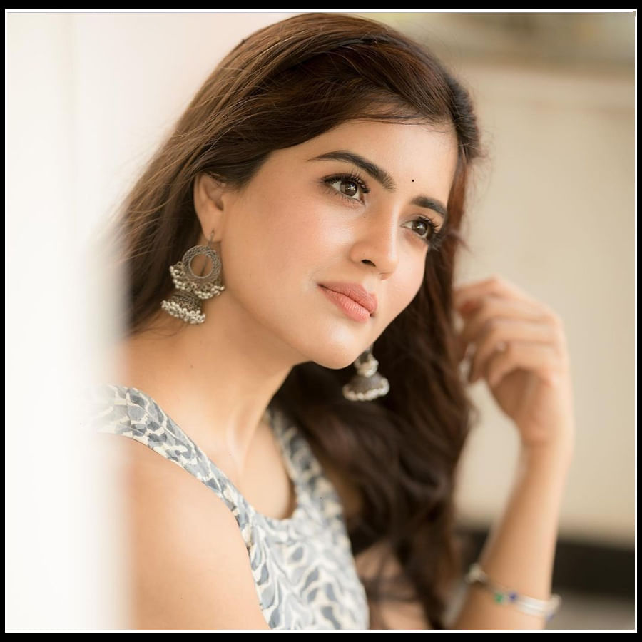 Amritha Aiyer: అమృతం చిందే అధరాలు.. పాలమీగడలాంటి బుగ్గలతో అమృత..