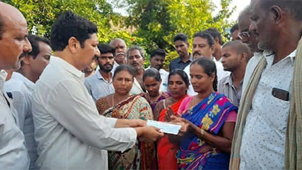 Andhra Pradesh: పెడనలో జరిగిన సీఎం సభకు హాజరైన మహిళ మృతి.. వెంటనే కుటుంబానికి చెక్ పంపిన జగన్