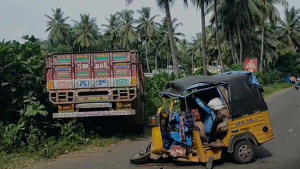 Andhra: యాక్సిడెంట్కు గురైన ఆటోలో కదులుతూ కనిపించిన మూటలు.. ఏముందా అని చెక్ చేయగా షాక్