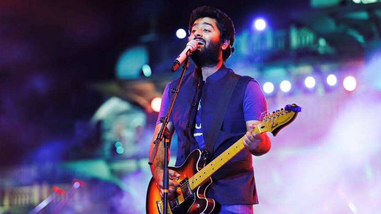 Arijit Singh: అతడు సింప్లిసిటీకి కేరాఫ్ అడ్రస్.. సొంత గ్రామంలో పేద విద్యార్థుల కోసం ఆ సింగర్ ముందడుగు.. ఏం చేశాడంటే..