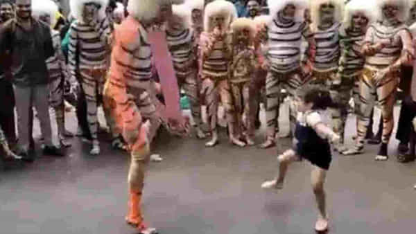 Baby Viral Dance: స్ట్రీట్ డ్యాన్స్లో ఇరగదీసిన చిన్నారి.. కళాకారుడితో కలిసి అదిరిపోయే స్టెప్పులు..