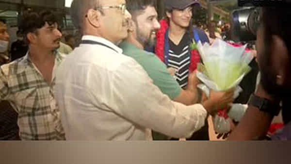CWG champions: స్వదేశానికి చేరుకున్న భారత బ్యాడ్మింటన్ ప్లేయర్లు.. పివి.సింధు, కిదాంబి, చిరాగ్ శెట్టిలకు శంషాబాద్ ఎయిర్ పోర్టులో ఘన స్వాగతం..