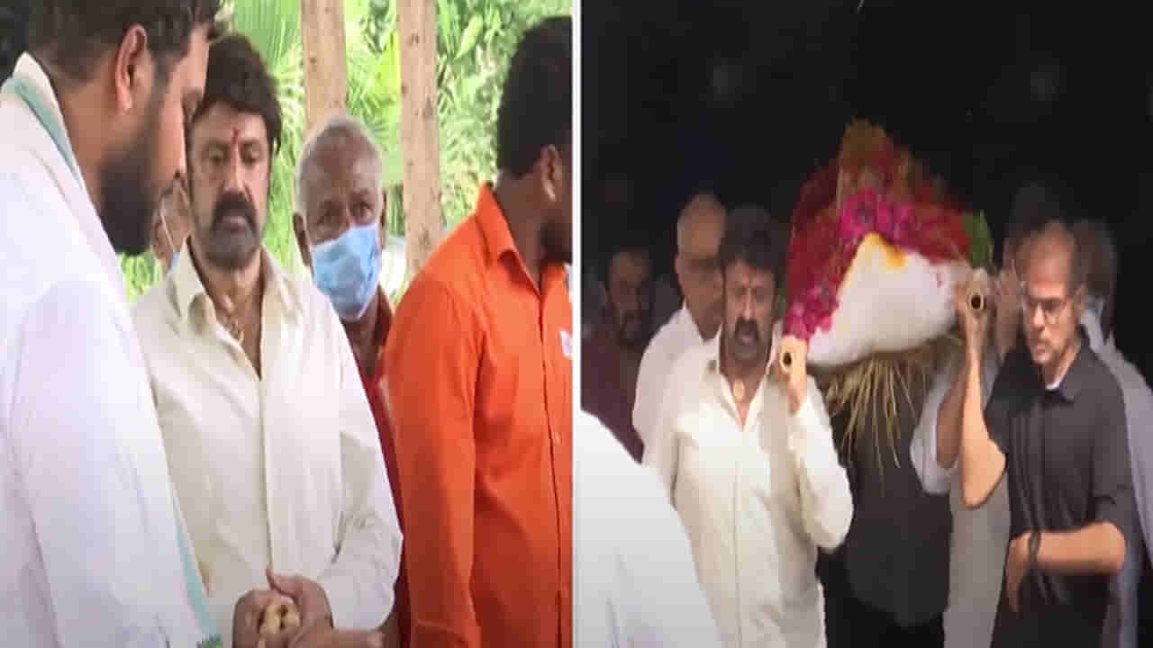 Nandamuri Balakrishna : చెమ్మగిల్లిన కళ్ళతో.. బరువెక్కిన గుండెతో చెల్లెలి పాడే మోసిన బాలయ్య..