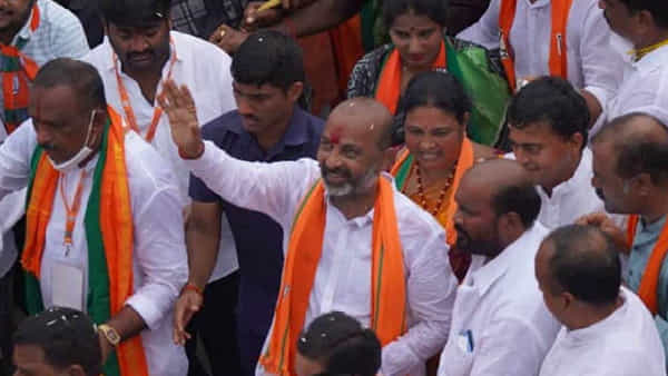 Bandi Sanjay: తెలంగాణలో హైటెన్షన్.. బండి సంజయ్ పాదయాత్రకు అనుమతివ్వాలని హైకోర్టులో పిటిషన్..