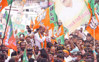 Munugode: శరవేగంగా మారుతున్న పరిణామాలు.. ముఖ్య నేతలతో పాల్వాయి స్రవంతి భేటీ.. గెలుపు వ్యూహాలపై చర్చ