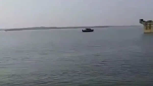 Boat Accident: సముద్రంలో పడవ మునక.. 18 మంది మత్స్యకారులు గల్లంతు.. లభించని ఆచూకీ