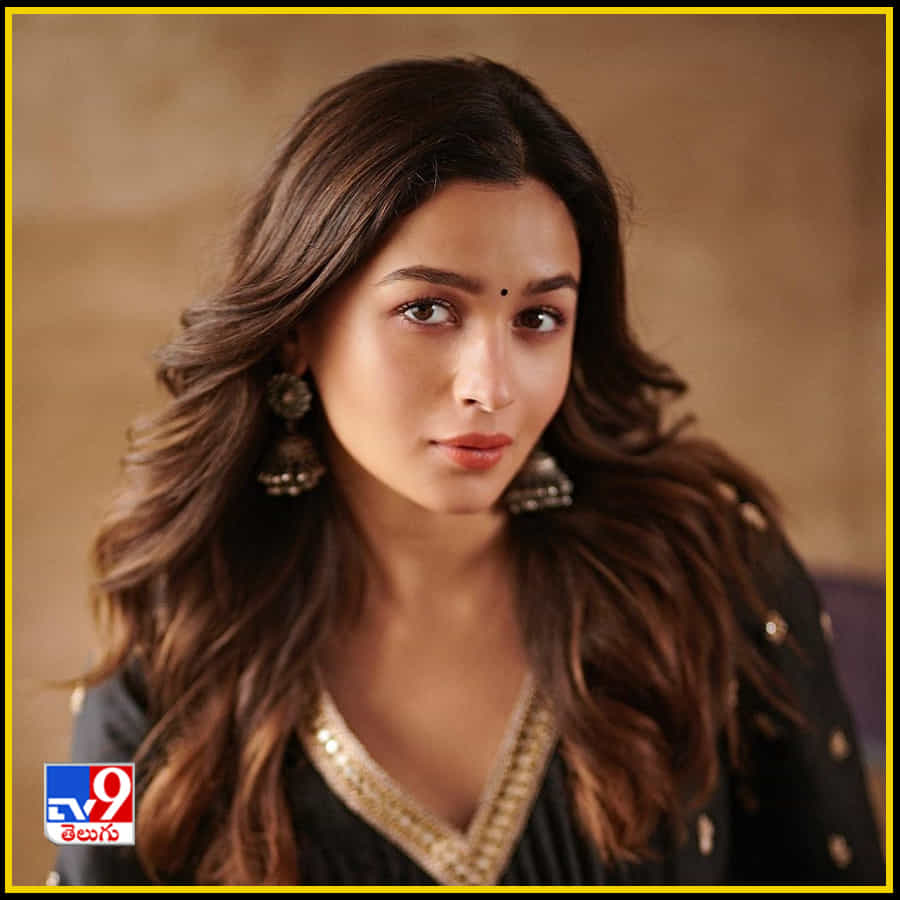 ప్రజెంట్ బాలీవుడ్‌లో నిర్మాతలుగా మారిన హీరోయిన్ల నెంబర్ కాస్త గట్టిగానే కనిపిస్తోంది. రీసెంట్‌గా కపూర్ ఫ్యామిలీ క్యూటీ ఆలియా భట్‌ కూడా ప్రొడ్యూసర్‌గా మారారు. 