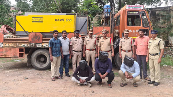 Lorry Theft Gang: మద్యం తాగేందుకు డబ్బులు సరిపోకపోవడంతో.. చివరికి ఏకంగా బోర్ వెల్ లారీనే మాయం చేశారు.. చివరికి..