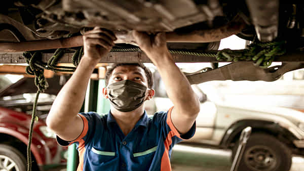 Car Engine Tips: మీ కారులో ఎలాంటి ఇంజన్ ఆయిల్ వాడుతున్నారు..? సరైన సమయానికి మార్చకుంటే ఏమవుతుందో తెలుసా