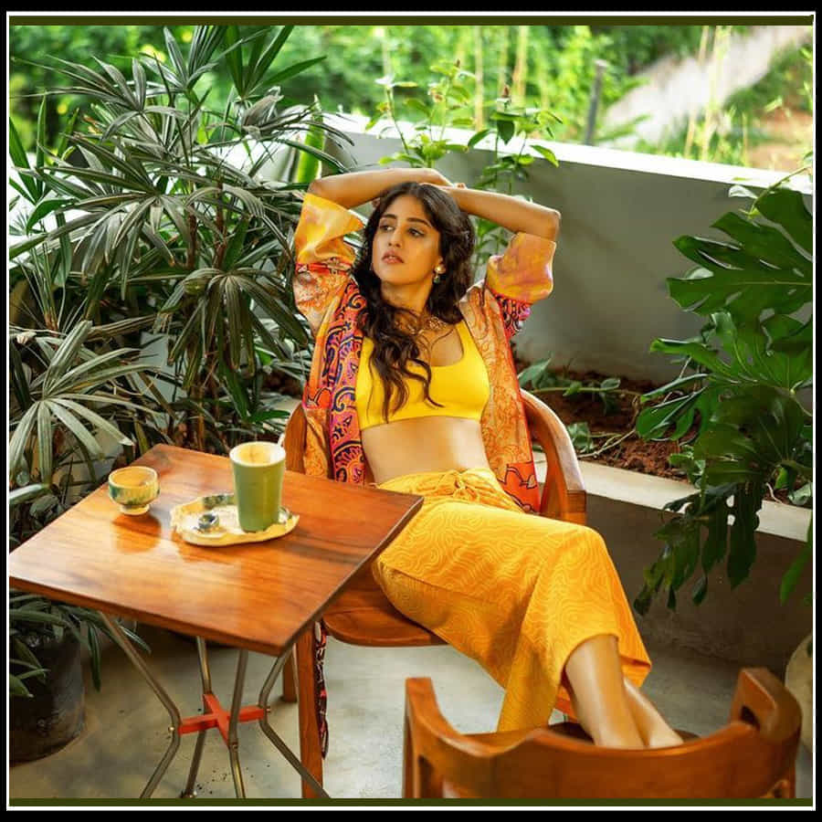 Chandini Chowdary: పచ్చని చెట్ల మధ్య పడుచుపిల్ల.. చాందిని అందాలు చూడతరమా..