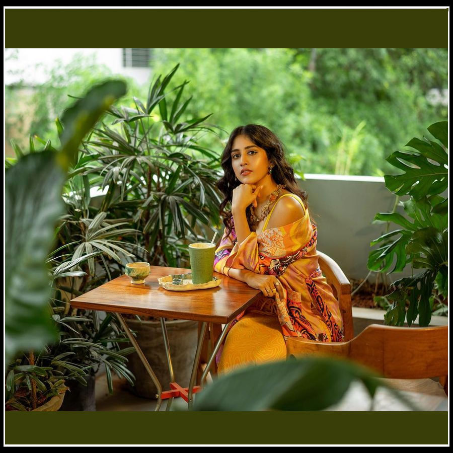 Chandini Chowdary: పచ్చని చెట్ల మధ్య పడుచుపిల్ల.. చాందిని అందాలు చూడతరమా..