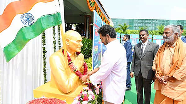Azadi Ka Amrit Mahotsav: త్రివర్ణ పతాకాన్ని ఆవిష్కరించిన సీఎం జగన్.. పింగళి వెంకయ్యకు ఘన నివాళులు