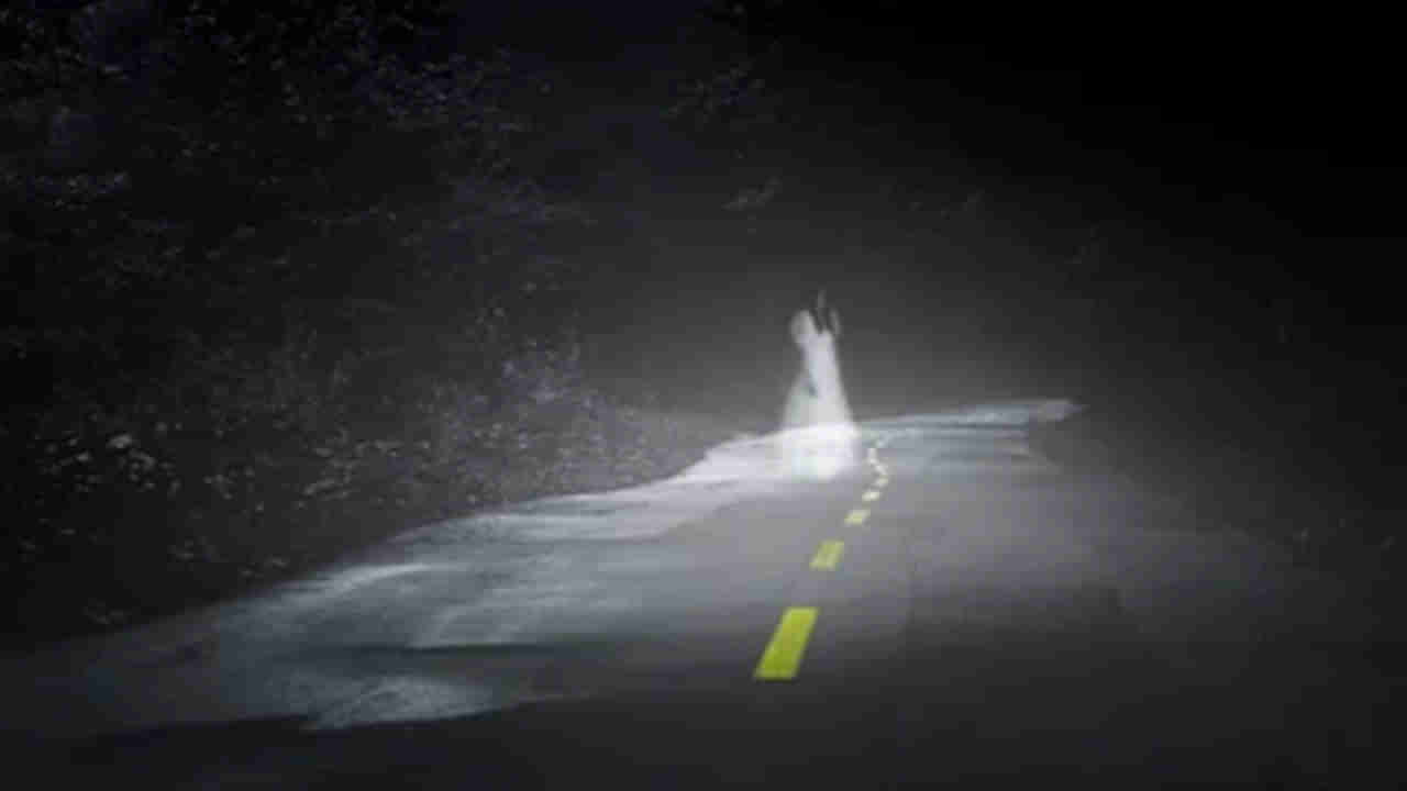 Viral Video: రాత్రివేళ బైక్ పై ప్రయాణం.. ఎదురుగా తెల్ల చీర కట్టుకుని నిలబడ్డ దెయ్యం.. అంతే