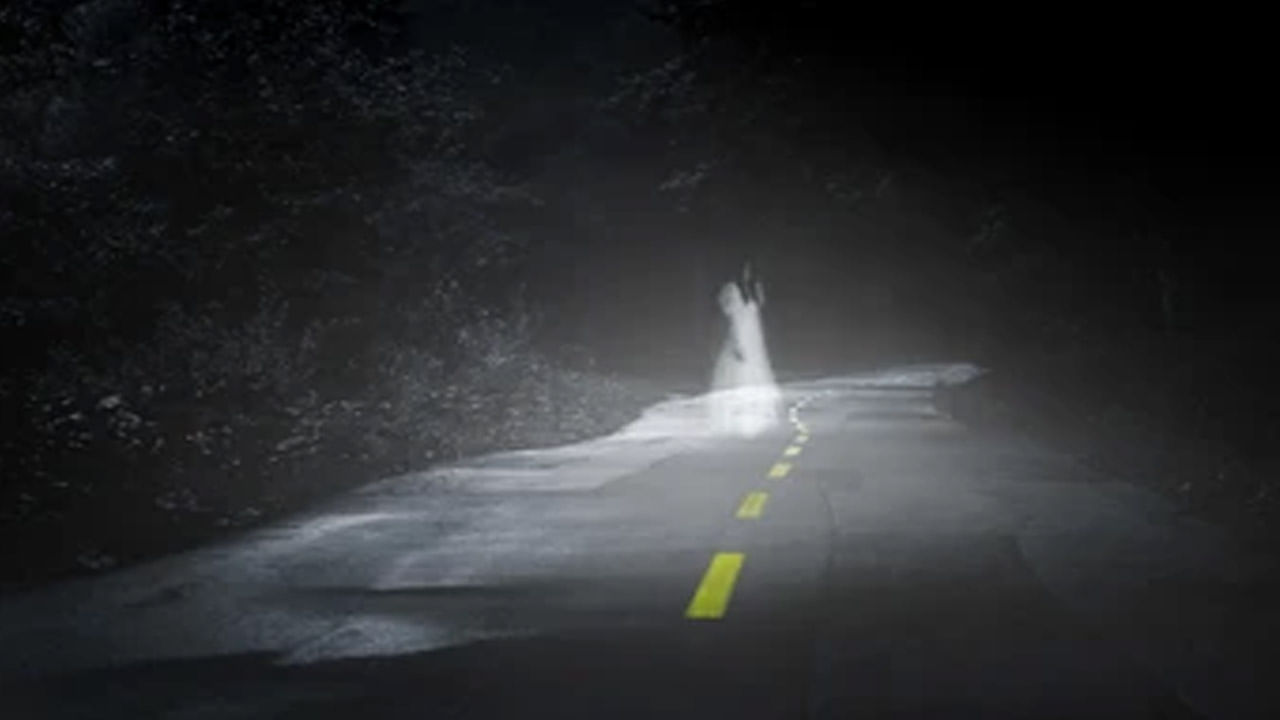 Viral Video: రాత్రివేళ బైక్ పై ప్రయాణం.. ఎదురుగా తెల్ల చీర కట్టుకుని నిలబడ్డ దెయ్యం.. అంతే