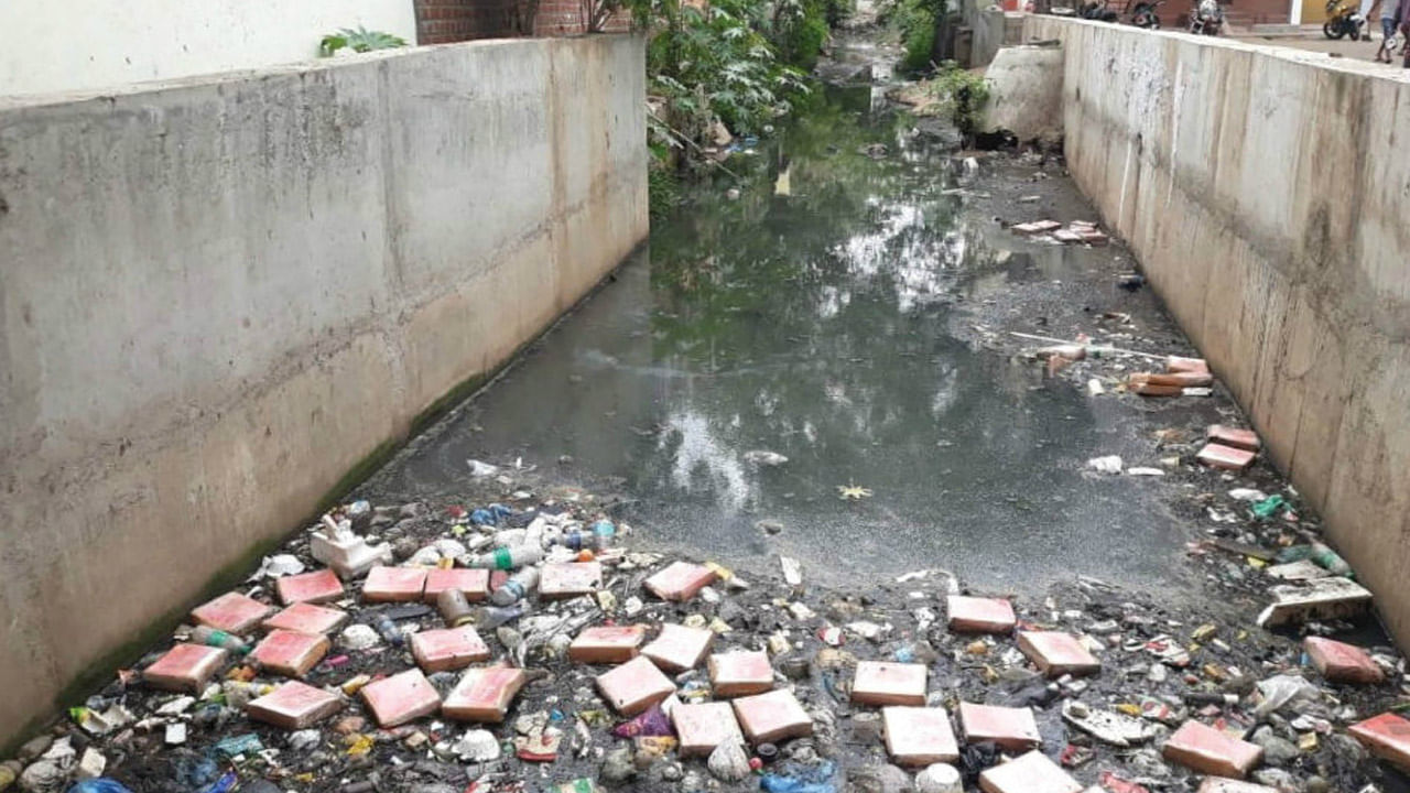West bengal: మురుగునీటిలో తేలుతూ కనిపించిన బాక్సు‌లు.. లోపల ఏముందా అని చెక్ చేసి స్థానికులు షాక్
