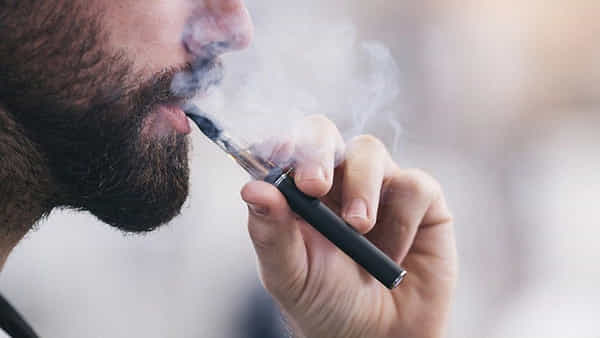 E-Cigarette: ఈ సిగరెట్ జేబులో పెట్టుకొని పబ్కి వెళ్లిన వ్యక్తి.. కట్ చేస్తే.. తలపట్టుకున్న డాక్టర్స్..