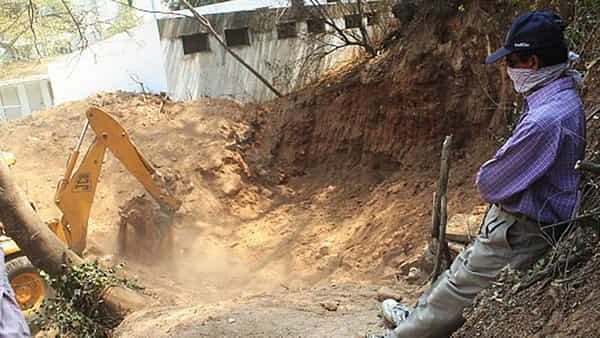 Viral: ప్రైమరీ హెల్త్ సెంటర్ నిర్మాణం కోసం గ్రామంలో తవ్వకాలు.. కొంతమేర తవ్వగా బయల్పడిన..