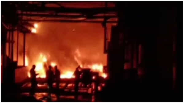 Fire Accident: కమర్షియల్ కాంప్లెక్స్లో భారీ అగ్నిప్రమాదం.. బ్యాగుల దుకాణంలో ఒక్కసారిగా మంటలు