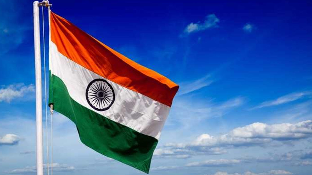 Flag Code of India 2022: మీ ఇంటిపై జాతీయ జెండా ఎగురవేస్తున్నారా..? ఈ నిబంధనలు తప్పనిసరి