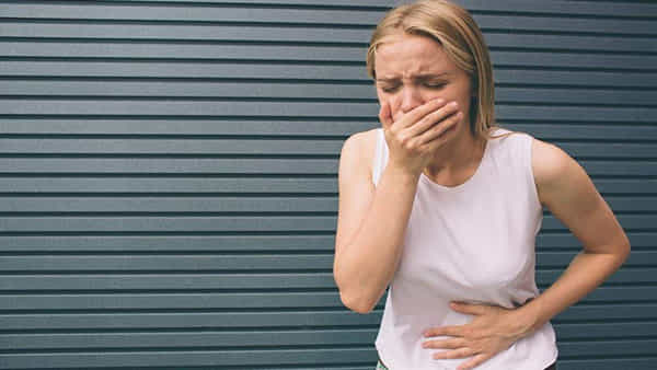 Food Poisoning: కడుపు నొప్పి, జ్వరం, వాంతులు ఫుడ్ పాయిజనింగ్ లక్షణాలు కావచ్చు.. ఈ సమస్యలకు ఇలా చెక్ పెట్టండి..