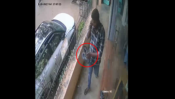Viral Video: మరీ ఇలా ఉన్నారేంట్రా బాబూ.. చెప్పులను కొట్టేస్తూ అడ్డంగా బుక్కైన వ్యక్తి.. వీడియో చూస్తే షాకే..