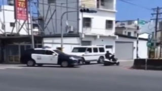 Viral video: ట్రక్ వెనుక  వింత శబ్దాలు.. టార్పాలిన్ తీసి చూడగా షాక్‌.! గుండెధైర్యం ఉన్నవాళ్లే చూడండి..!