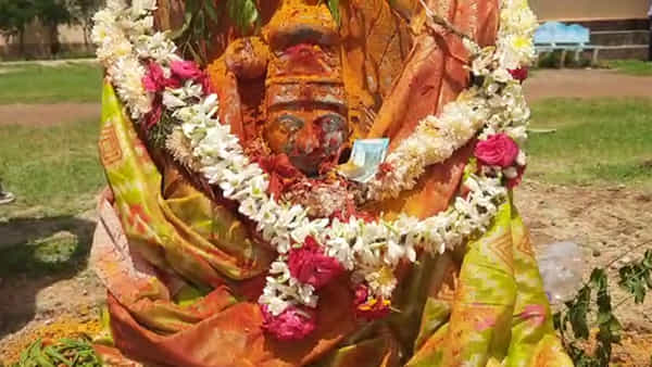 Telangana: రాత్రికి రాత్రే వెలసిన పోచమ్మతల్లి విగ్రహం.. పోటెత్తిన భక్త జనం.. తెల్లారేసరికి ట్విస్ట్