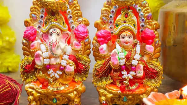 Vastu Tips: లక్ష్మీ దేవి, గణపతి విగ్రహాలు ఇంట్లో సరైన దిశలోనే పెడుతున్నారా? లేదంటే కష్టాలు తప్పవు..!