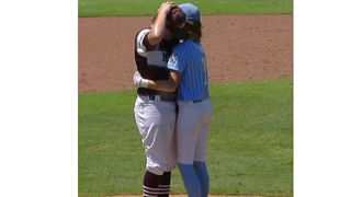 CWG champions: స్వదేశానికి చేరుకున్న భారత బ్యాడ్మింటన్ ప్లేయర్లు.. పివి.సింధు, కిదాంబి, చిరాగ్ శెట్టిలకు శంషాబాద్ ఎయిర్ పోర్టులో ఘన స్వాగతం..