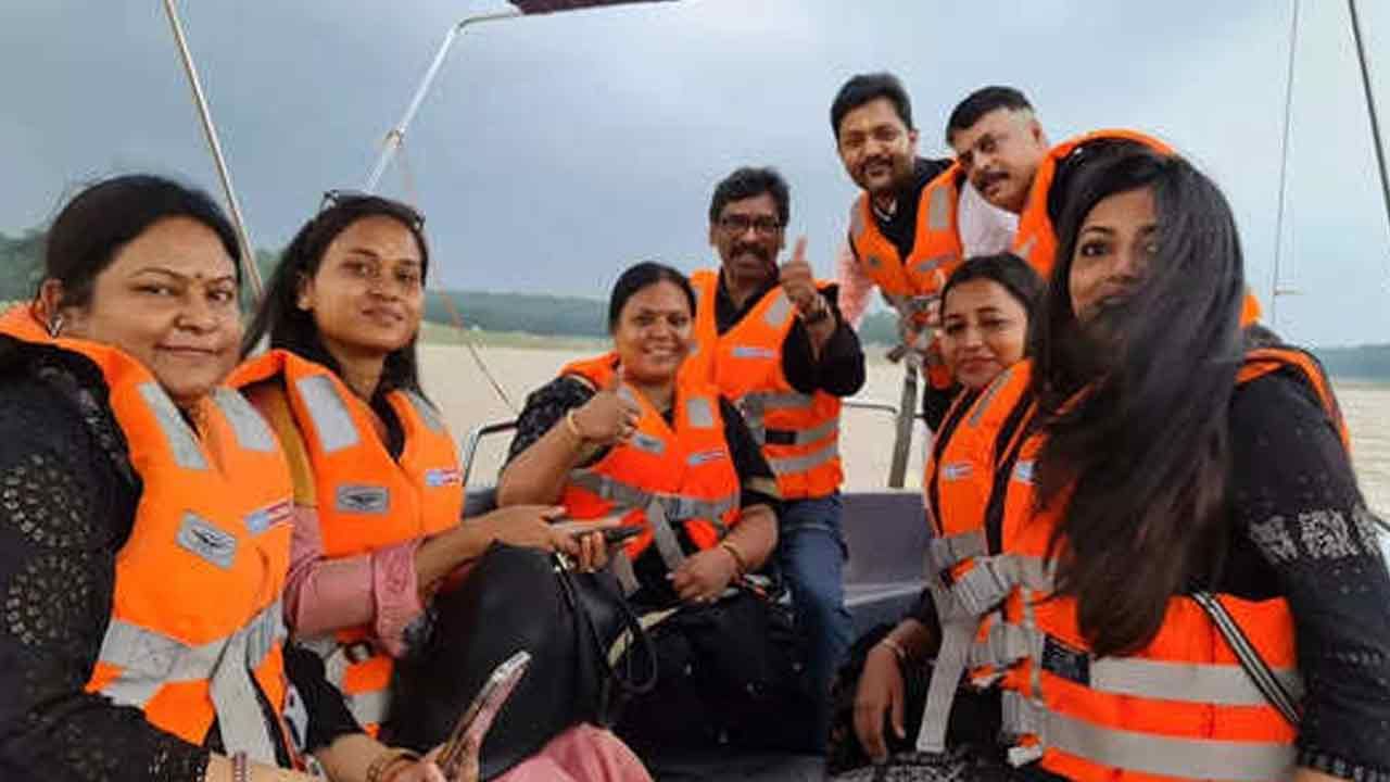 Jharkhand Political Crisis: జార్ఖండ్‌‌లో క్యాంప్ రాజకీయాలు షురూ..! ఎమ్మెల్యేలతో సీఎం హేమంత్ ట్రిప్.. చివరకు..