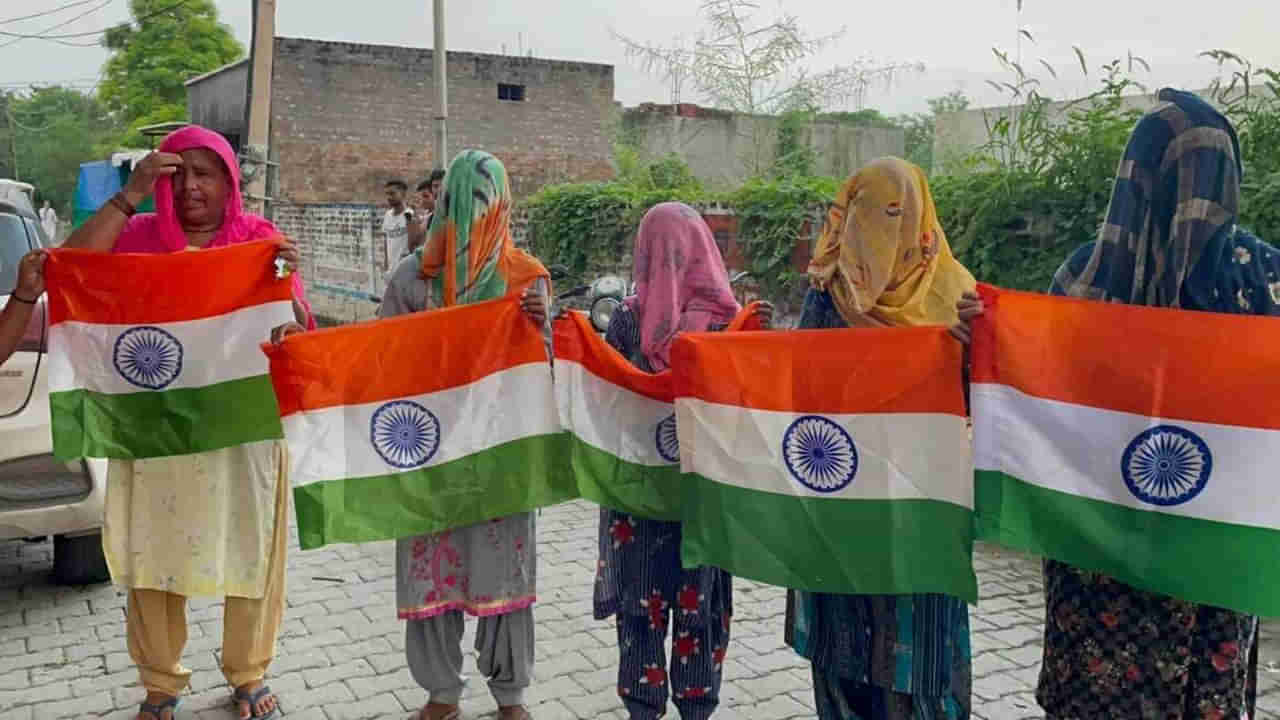 Fact Check: జాతీయ జెండా కొనుగోలు తప్పనిసరి కాదు.. హర్యానా ఘటనపై కేంద్రం క్లారిటీ..