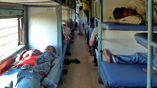 Indian Railways: రైలులో నిద్రపోయే వారికి గుడ్న్యూస్.. రైల్వే ప్రత్యేక సర్వీసు.. స్టేషన్కు చేరుకోవడానికి 20 నిమిషాల ముందు..