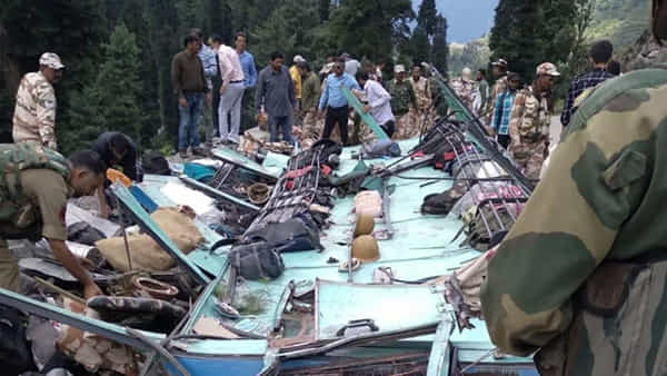 Jammu and Kashmir: జమ్మూ కశ్మీర్లో ఘోర రోడ్డు ప్రమాదం.. నదిలో పడిపోయిన ఆర్మీ వాహనం.. ఆరుగురు జవాన్ల మృతి